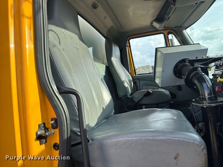 image for item DW3404 2006 International 7400 oil distributor truck