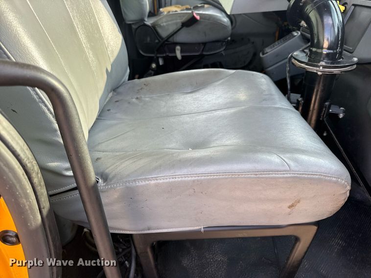 image for item DW3404 2006 International 7400 oil distributor truck