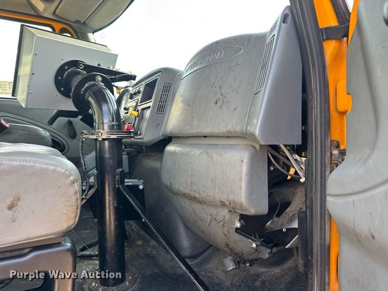 image for item DW3404 2006 International 7400 oil distributor truck