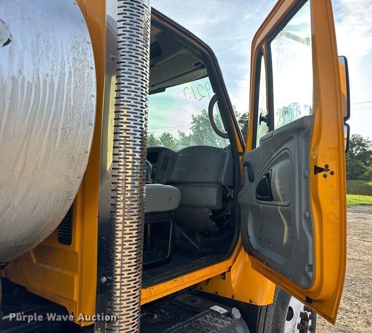 image for item DW3404 2006 International 7400 oil distributor truck