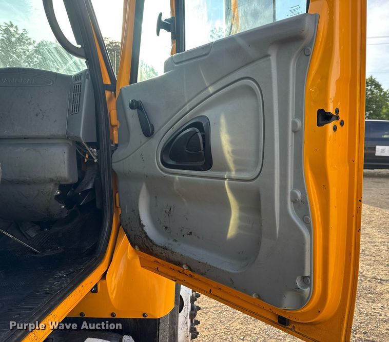 image for item DW3404 2006 International 7400 oil distributor truck