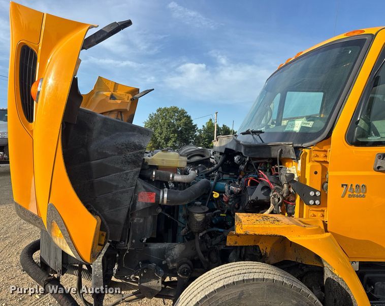 image for item DW3404 2006 International 7400 oil distributor truck