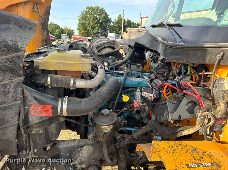 image for item DW3404 2006 International 7400 oil distributor truck