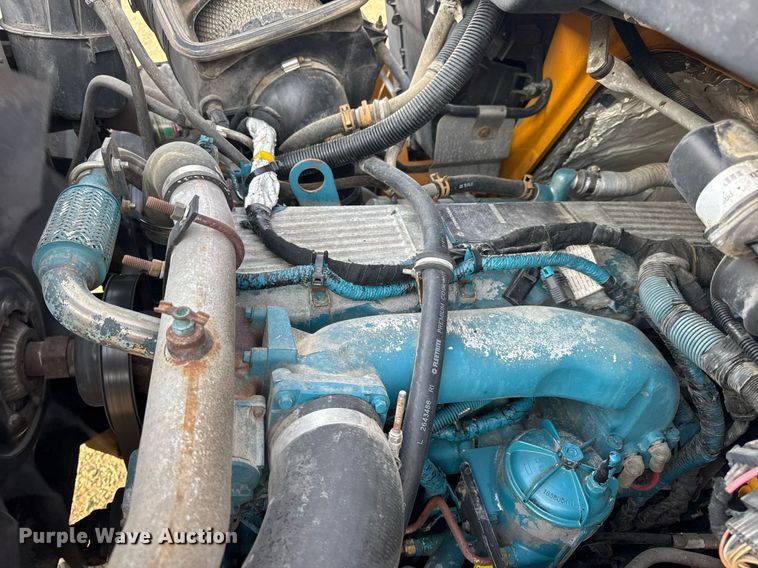 image for item DW3404 2006 International 7400 oil distributor truck