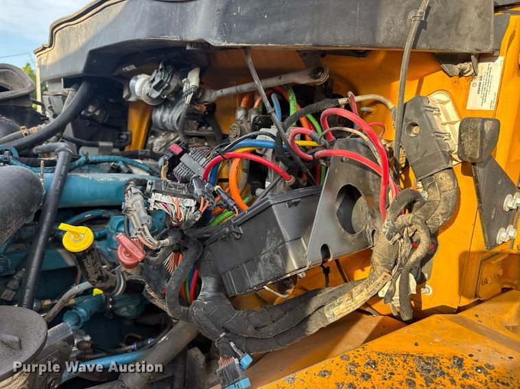 image for item DW3404 2006 International 7400 oil distributor truck