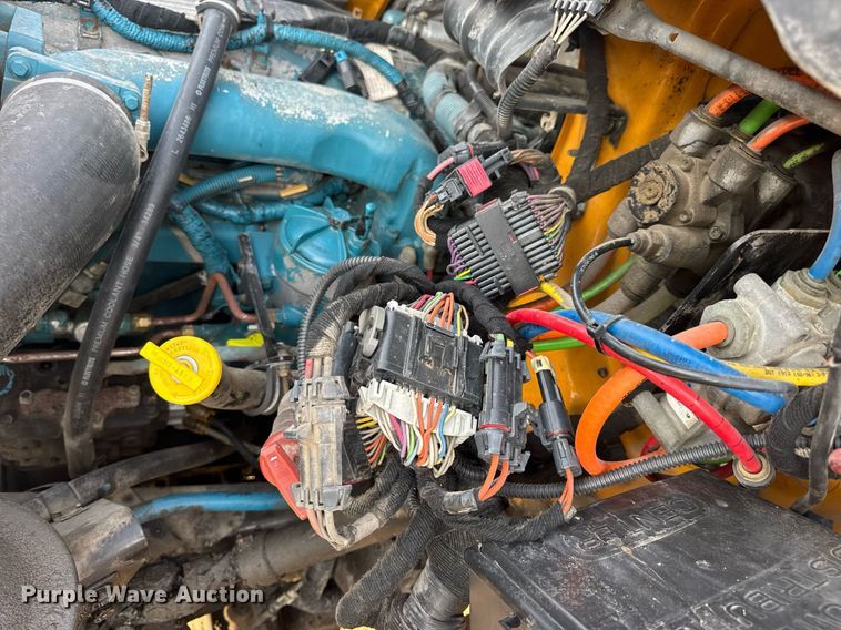 image for item DW3404 2006 International 7400 oil distributor truck