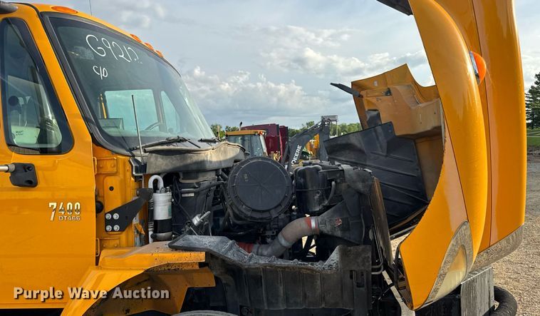 image for item DW3404 2006 International 7400 oil distributor truck