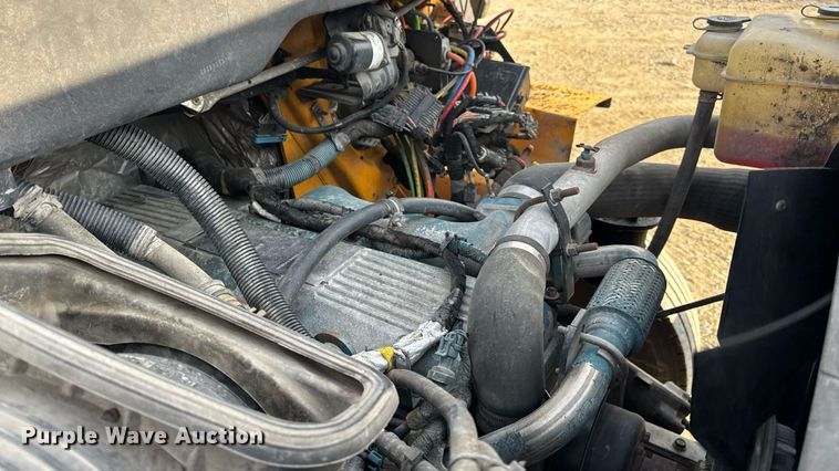 image for item DW3404 2006 International 7400 oil distributor truck