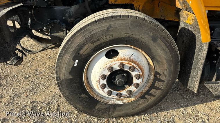 image for item DW3404 2006 International 7400 oil distributor truck