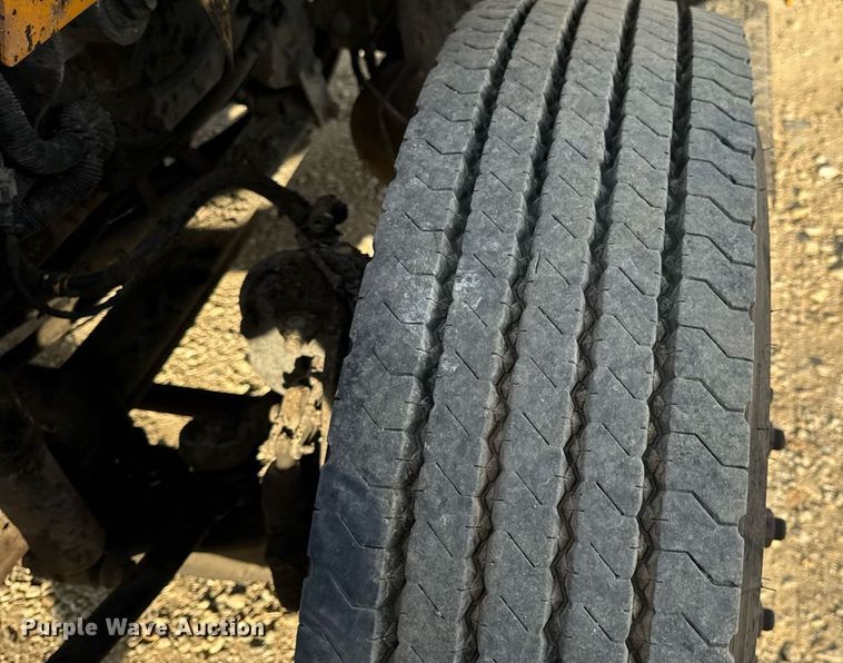 image for item DW3404 2006 International 7400 oil distributor truck