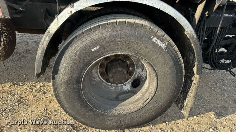 image for item DW3404 2006 International 7400 oil distributor truck