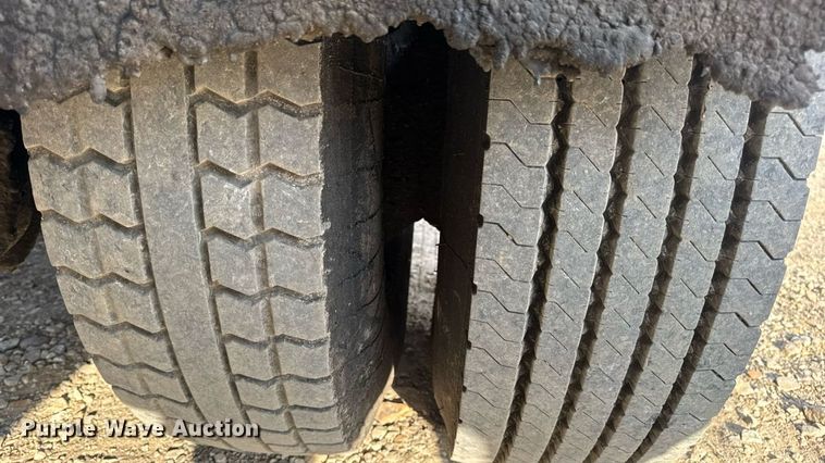 image for item DW3404 2006 International 7400 oil distributor truck