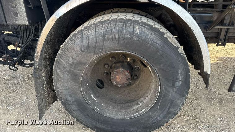 image for item DW3404 2006 International 7400 oil distributor truck