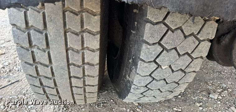 image for item DW3404 2006 International 7400 oil distributor truck