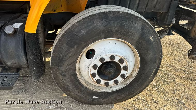 image for item DW3404 2006 International 7400 oil distributor truck