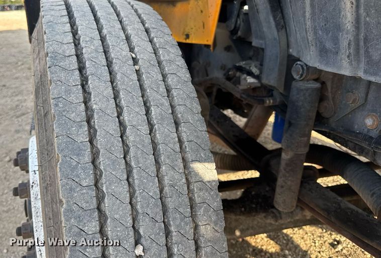 image for item DW3404 2006 International 7400 oil distributor truck