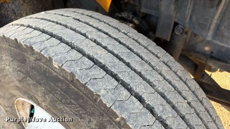 image for item DW3404 2006 International 7400 oil distributor truck