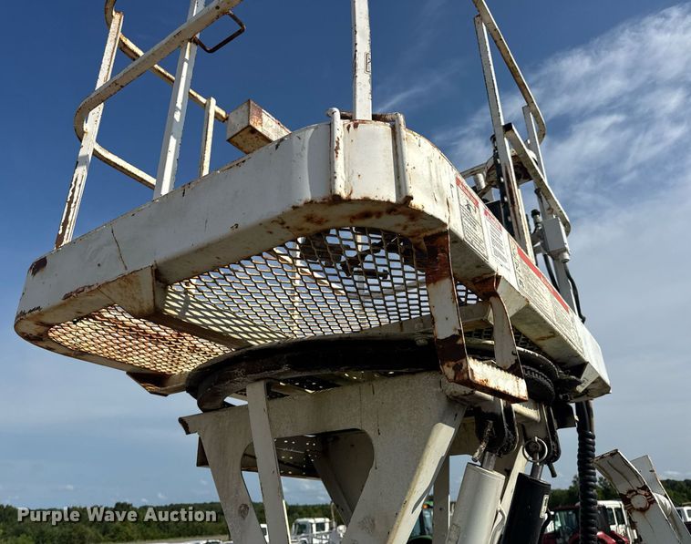 image for item DW3407 2006 International 4300 forestry bucket truck