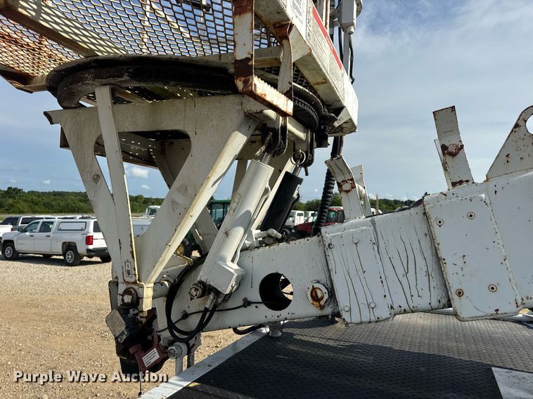 image for item DW3407 2006 International 4300 forestry bucket truck