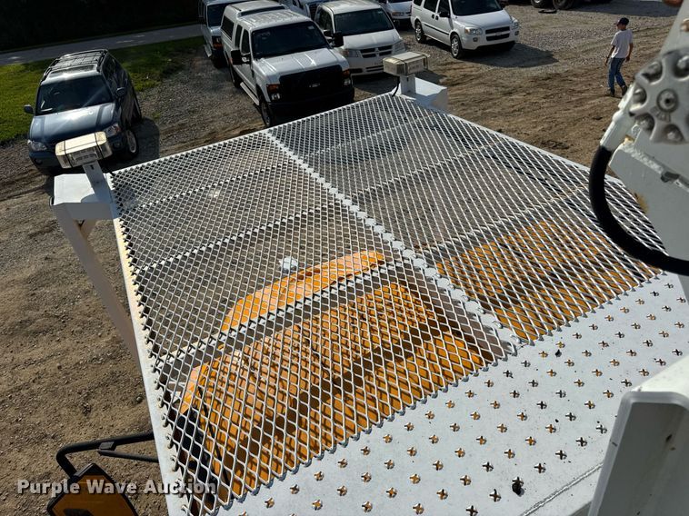 image for item DW3407 2006 International 4300 forestry bucket truck