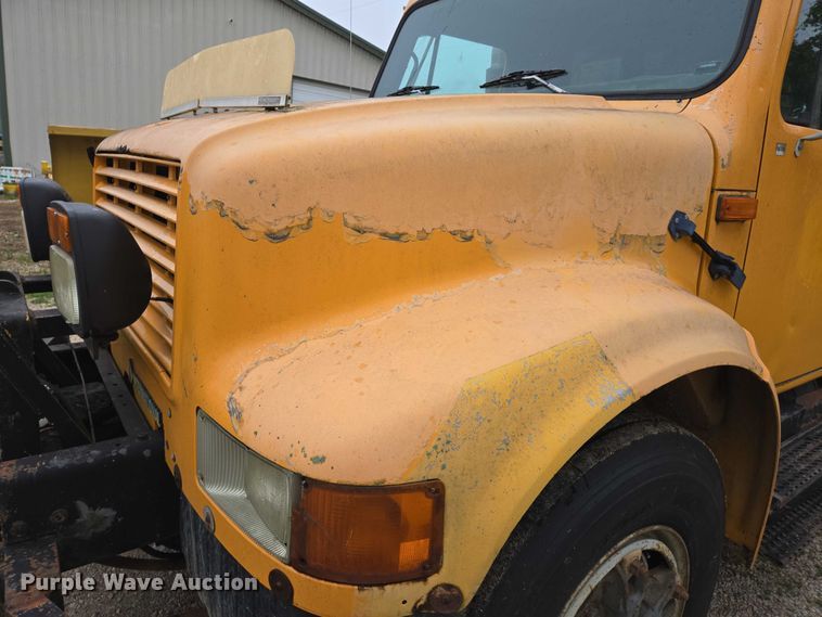 image for item DW7052 1992 International 4900 dump truck