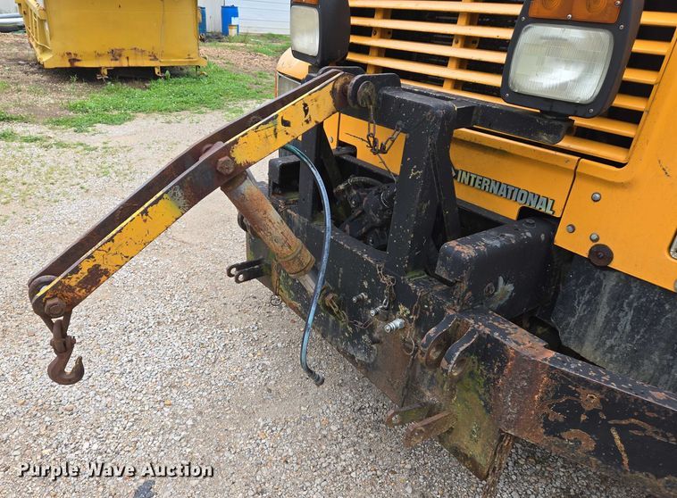 image for item DW7052 1992 International 4900 dump truck