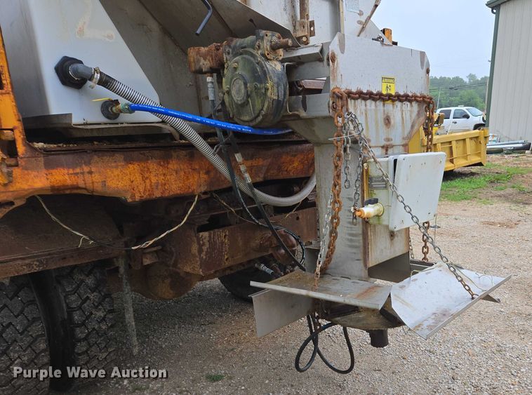 image for item DW7052 1992 International 4900 dump truck