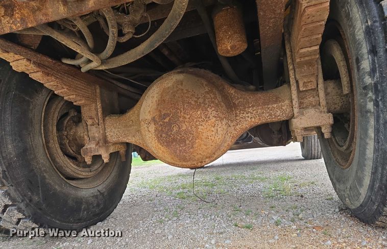 image for item DW7052 1992 International 4900 dump truck