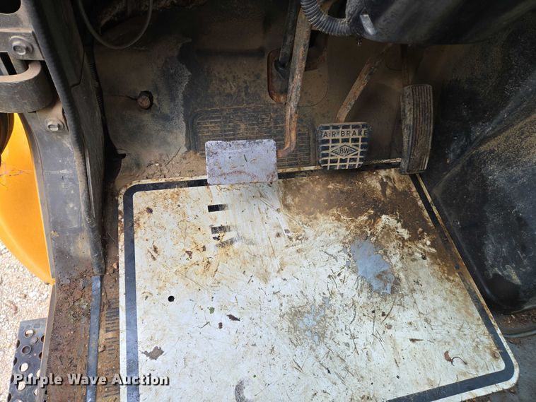 image for item DW7052 1992 International 4900 dump truck