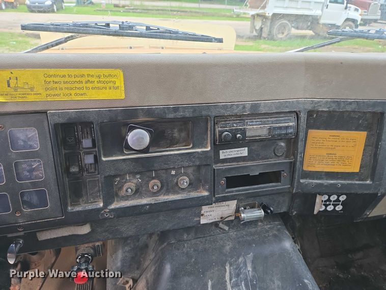 image for item DW7052 1992 International 4900 dump truck