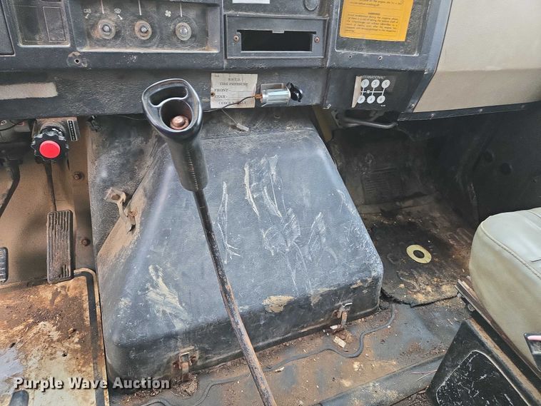 image for item DW7052 1992 International 4900 dump truck