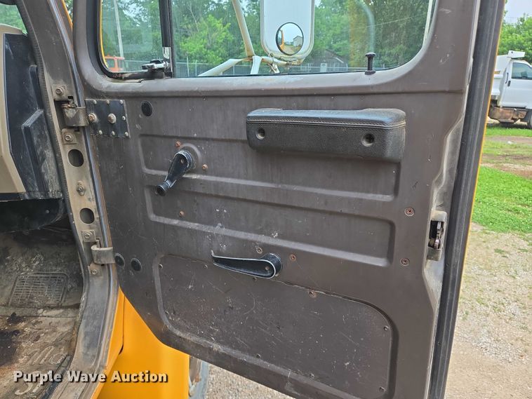 image for item DW7052 1992 International 4900 dump truck