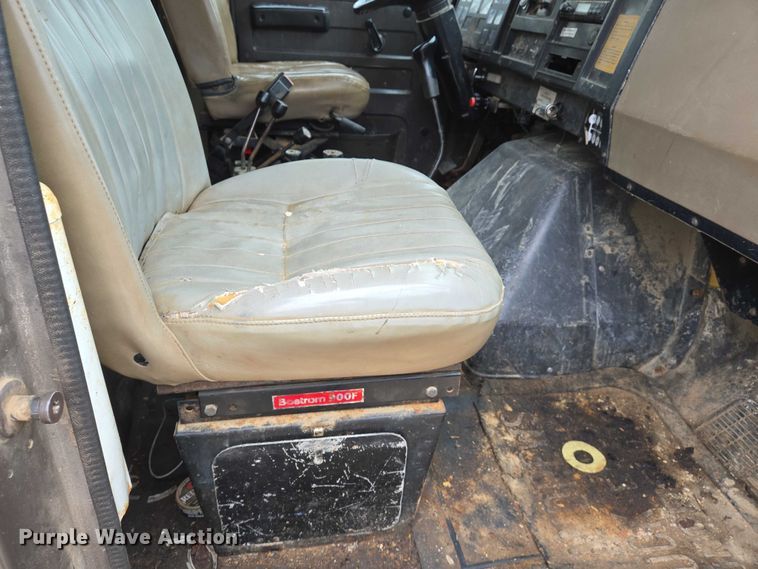 image for item DW7052 1992 International 4900 dump truck