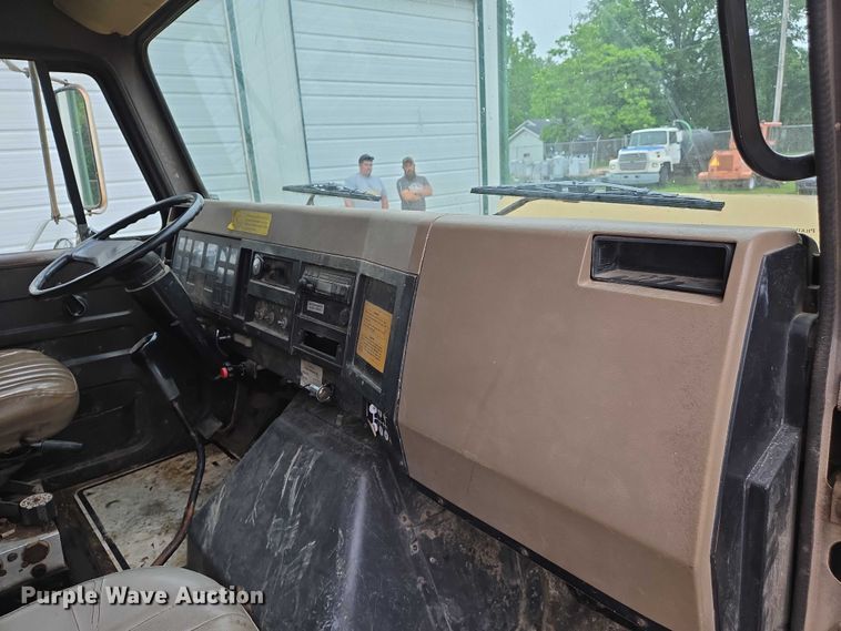 image for item DW7052 1992 International 4900 dump truck