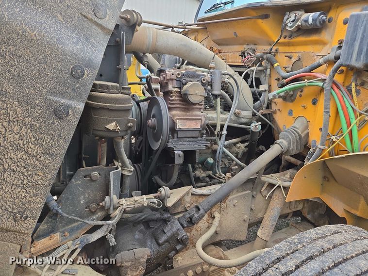 image for item DW7052 1992 International 4900 dump truck