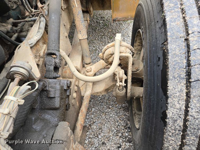 image for item DW7052 1992 International 4900 dump truck