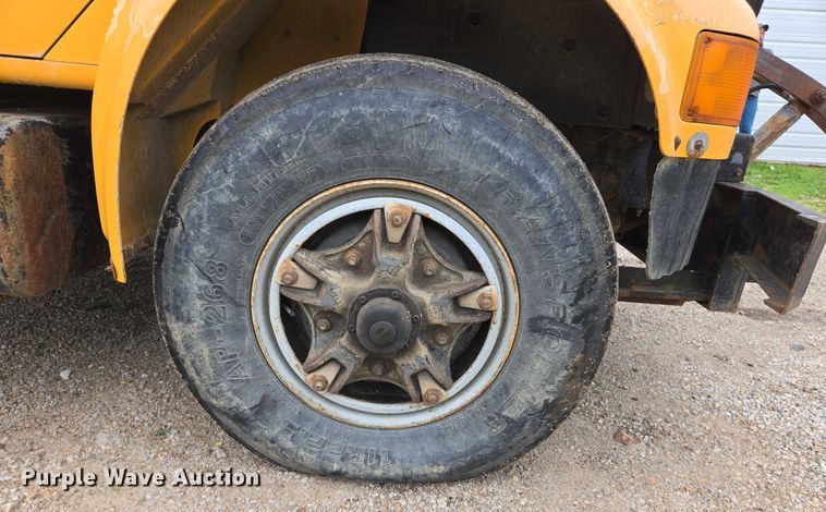 image for item DW7052 1992 International 4900 dump truck