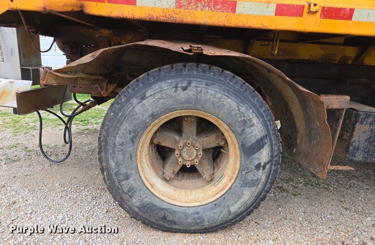 image for item DW7052 1992 International 4900 dump truck