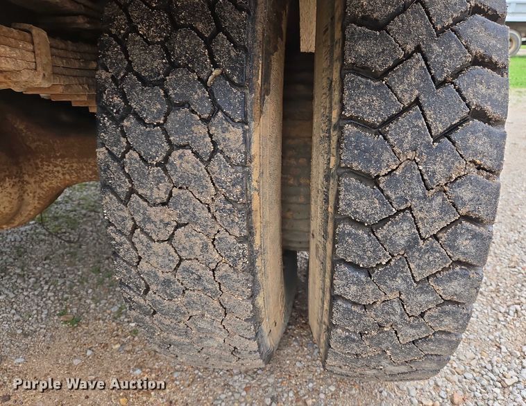 image for item DW7052 1992 International 4900 dump truck