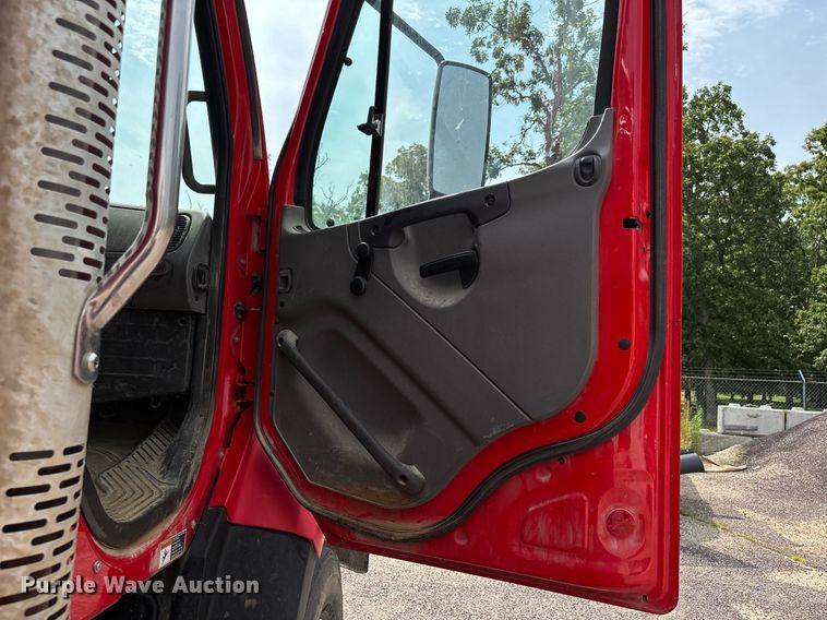 image for item DW7197 2018 Freightliner 108SD dump truck