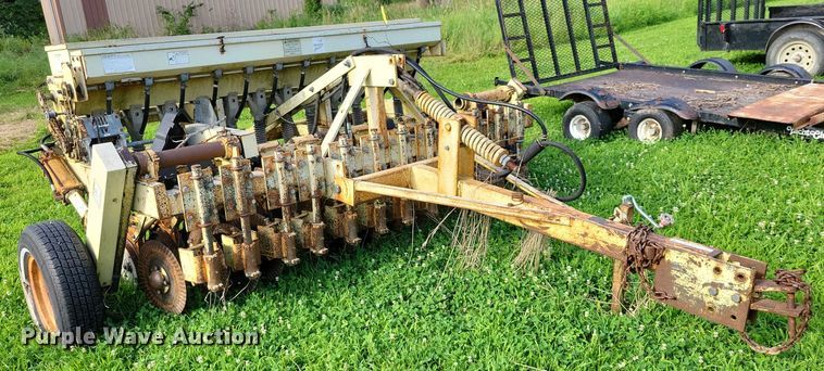 image for item DX7168 Truax FLX-812 no-till grain drill