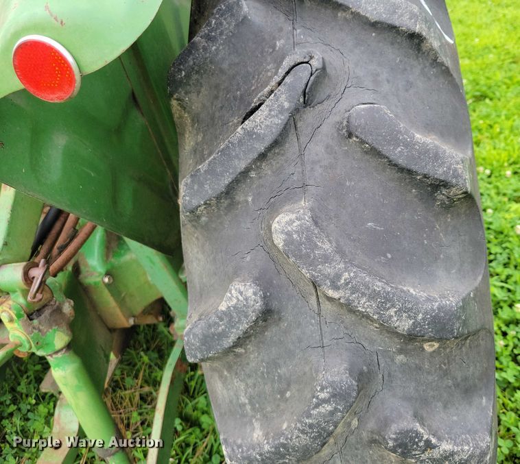 image for item DX7171 1984 John Deere 950 tractor