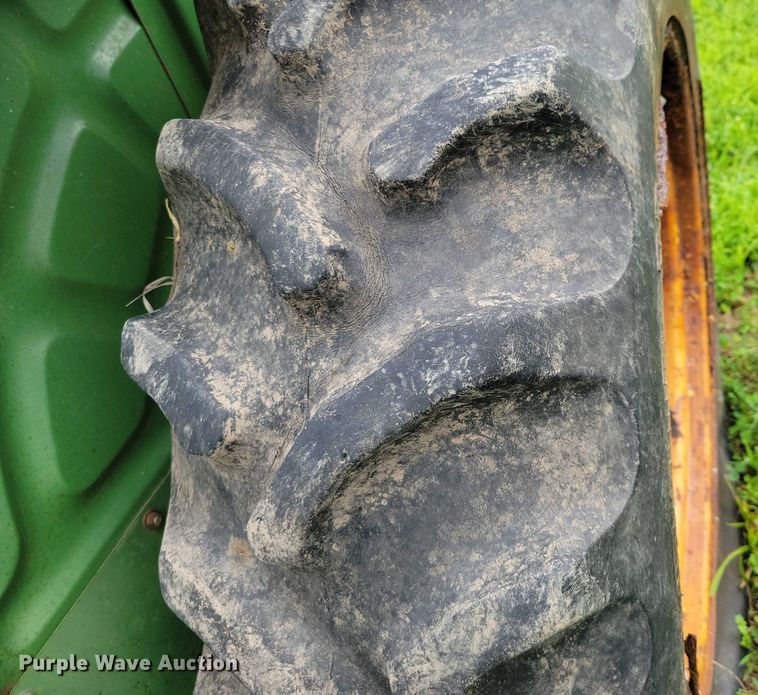 image for item DX7171 1984 John Deere 950 tractor