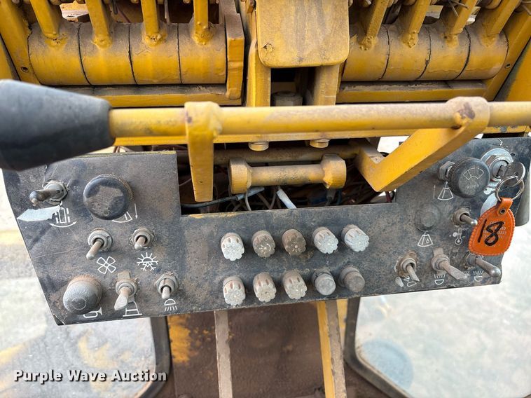 image for item DX8036 1978 Champion 720A motor grader