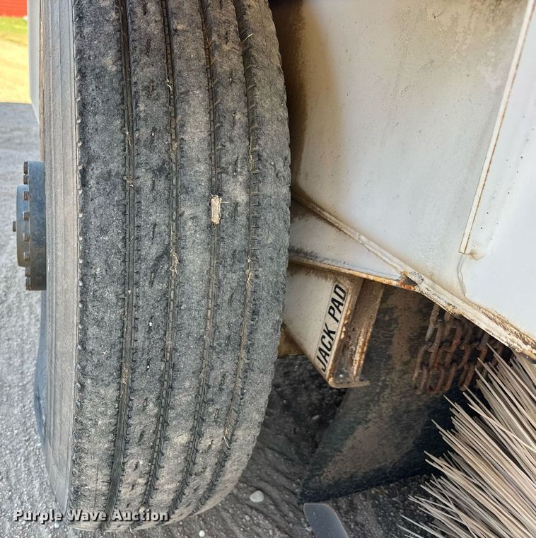 image for item DY0337 2004 Johnston 3000 street sweeper