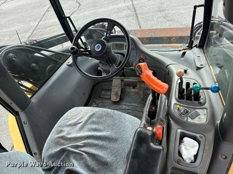 image for item DY0338 2006 New Holland TV145 4WD bi-directional tractor