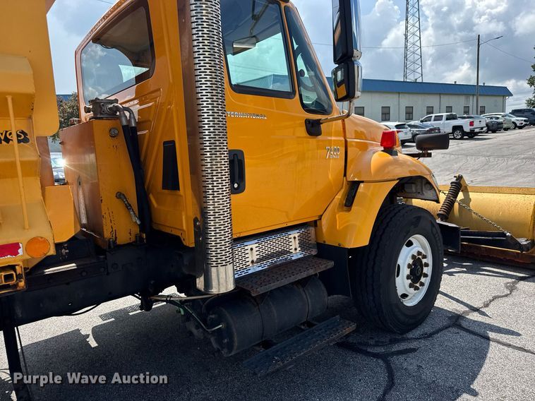 image for item DY0344 2006 International 7400 dump truck