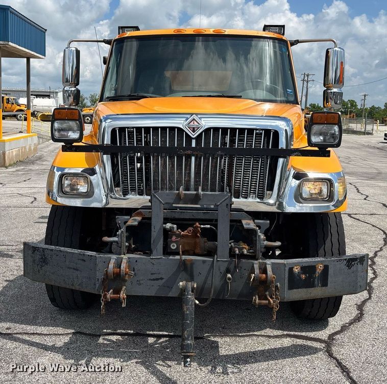 image for item DY0345 2006 International WorkStar 7400 crew cab dump truck