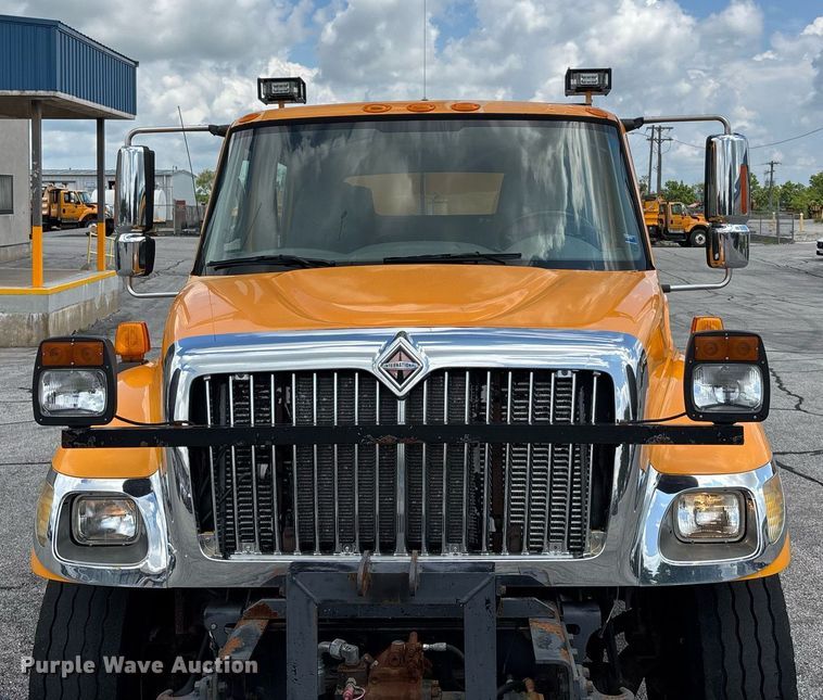 image for item DY0345 2006 International WorkStar 7400 crew cab dump truck