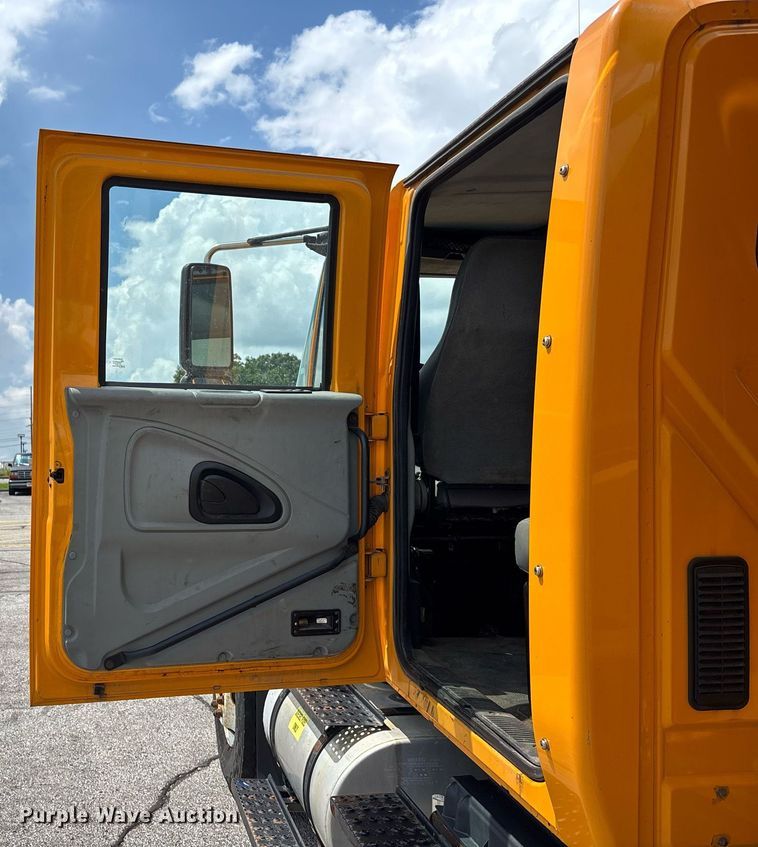 image for item DY0345 2006 International WorkStar 7400 crew cab dump truck